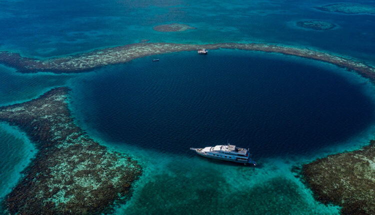 الثقب الأزرق في مدينة دهب