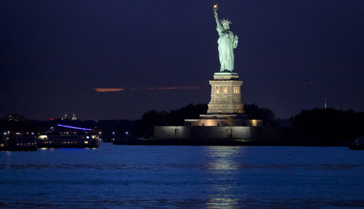 تمثال الحرية ليلًا
