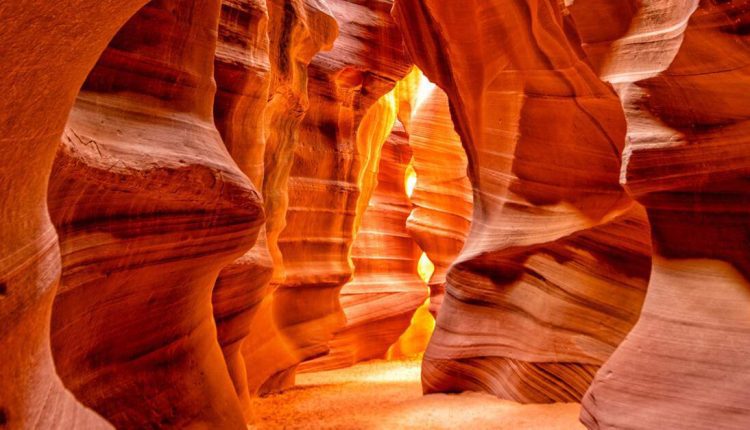 الكهوف والتشكيلات الصخرية في وادي غراند كانيون