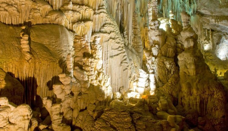 الحجر الجيري الكارستي في مغارة جعيتا