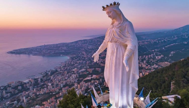 تمثال مريم العذراء في مزار سيدة لبنان