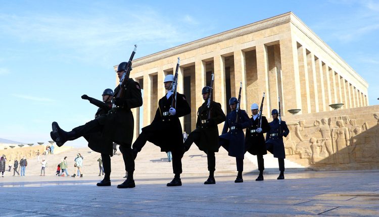 مراسم تبديل الحرس التركي في ضريح أتاتورك