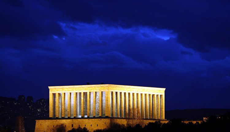 ضريح مصطفى كمال أتاتورك ليلًا