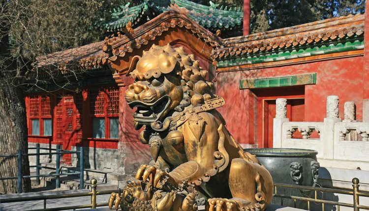 تمثال الأسد البرونزي في القصر الإمبراطوري