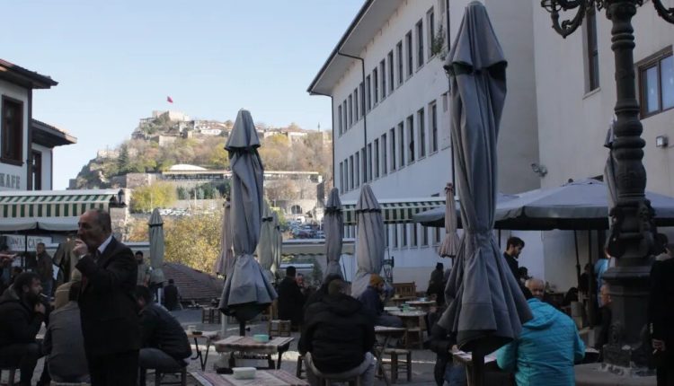 المقاهي الخارجية في منطقة أولوس التاريخية