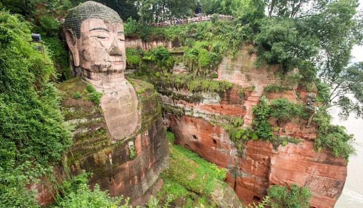 تمثال بوذا العملاق من زاوية أخرى