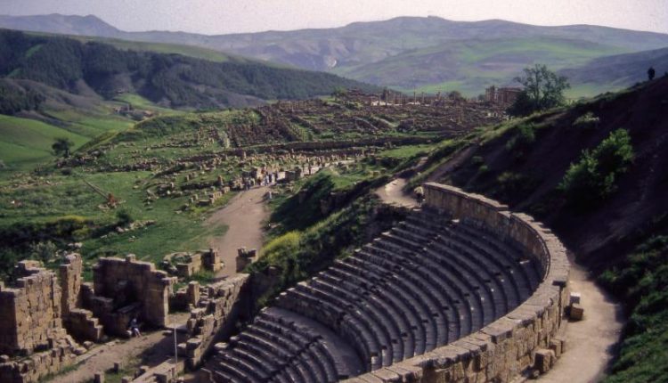 المسرح الروماني في مدينة جميلة القديمة