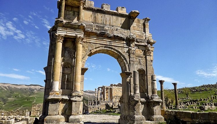 قوس كاراكالا في مدينة جميلة الأثرية