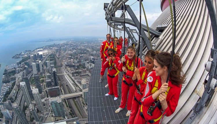 تجربة المشي على حافة البرج EdgeWalk على ارتفاع 356 مترًا في برج سي إن