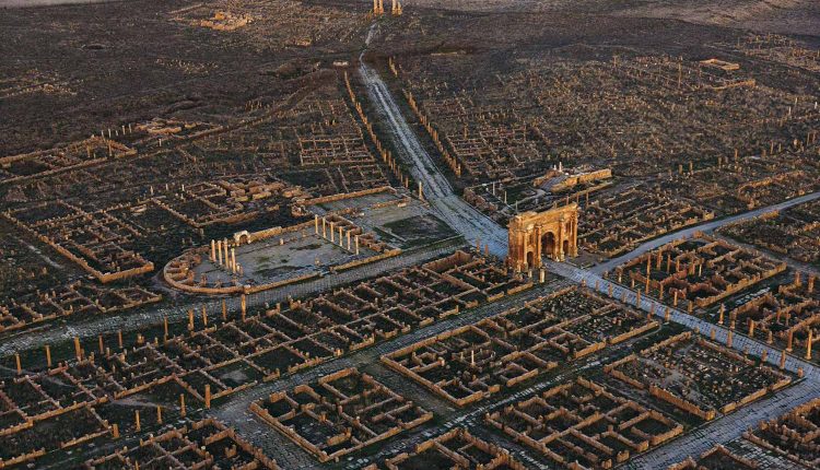 صورة تخيلية عما كانت عليه مدينة تيمقاد في الماضي توضح التصميم الشبكي للمدينة