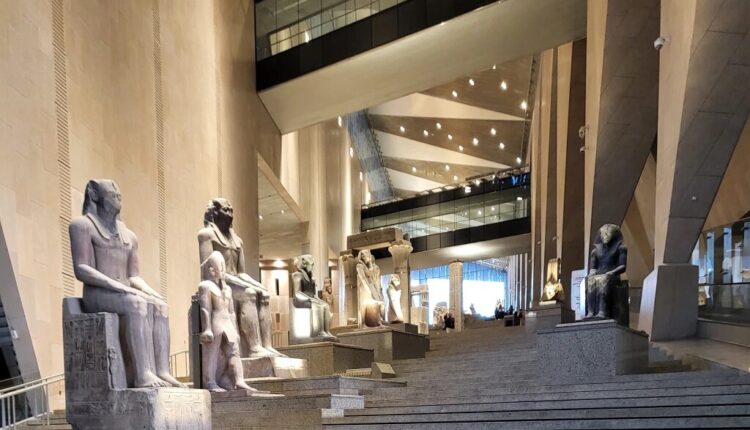 الدرج العظيم في المتحف المصري الكبير