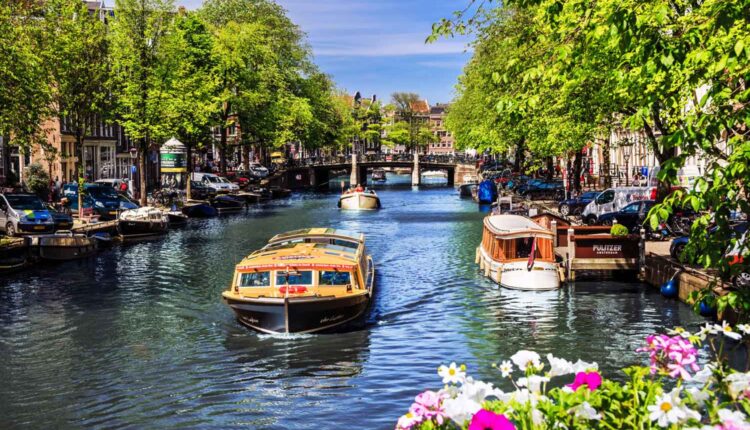 رحلات بحرية عبر قنوات أمستردام المائية