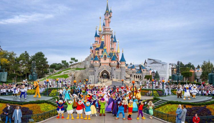 La Promenade des Anglais est une avenue emblématique de Nice, en France, longeant la Baie des Anges sur la côte méditerranéenne. Elle est connue pour sa longueur, environ 7 kilomètres, ses plages de galets, et son histoire liée au tourisme international, particulièrement à l'influence de la communauté britannique à Nice au XIXe siècle. Voici quelques points clés à retenir sur la Promenade des Anglais : Histoire et origine du nom: La promenade tire son nom des aristocrates britanniques qui, au XIXe siècle, venaient passer l'hiver à Nice et ont contribué financièrement à sa construction. Aménagement et paysage: Elle offre une vue imprenable sur la mer Méditerranée, bordée de plages de galets, d'hôtels de luxe, de bâtiments historiques et de jardins. Activités et loisirs: C'est un lieu de promenade populaire pour les habitants et les touristes, offrant la possibilité de se balader, de faire du vélo, de courir, de profiter de la plage ou d'assister à des événements. Événements et culture: La Promenade des Anglais accueille de nombreux événements tout au long de l'année, tels que le Carnaval de Nice, des feux d'artifice et des courses sportives. Attrait touristique: C'est un lieu emblématique de Nice, contribuant grandement au rayonnement touristique de la ville, et un symbole du tourisme international sur la Côte d'Azur. La Promenade des Anglais reste un lieu incontournable de Nice, offrant une combinaison unique de beauté naturelle, d'histoire et d'activités de loisirs.