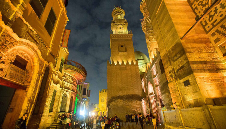 شارع المُعز ليلًا