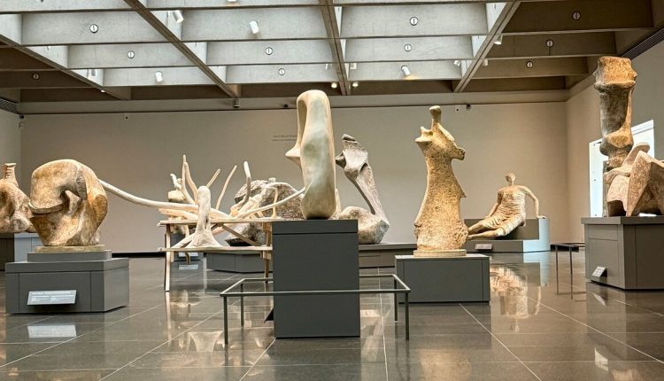 قطع أثرية في معرض أونتاريو للفنون