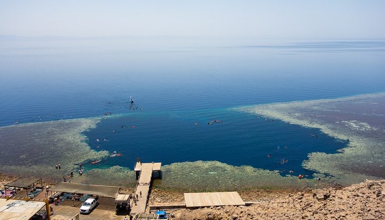 نقطة المراقبة فوق منطقة الثقب الأزرق