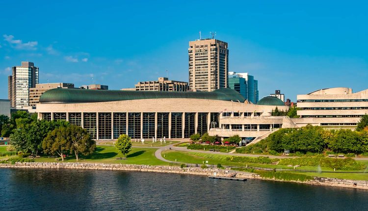 صورة بانورامية للمتحف الكندي للحضارة مع إطلالة على نهر أوتاوا