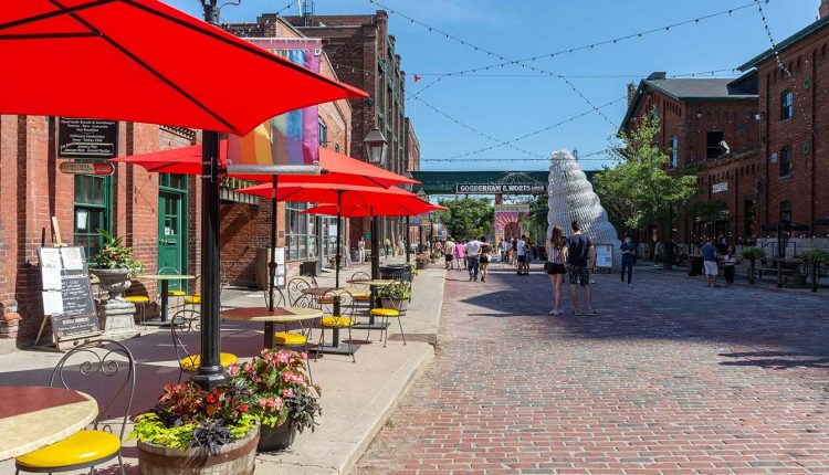 شوارع منطقة التقطير التاريخية في تورونتو