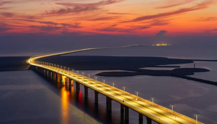 إضاءة جسر الملك فهد ليلًا