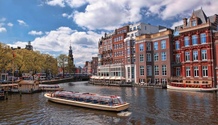 رحلة بحرية عبر قنوات أمستردام المائية