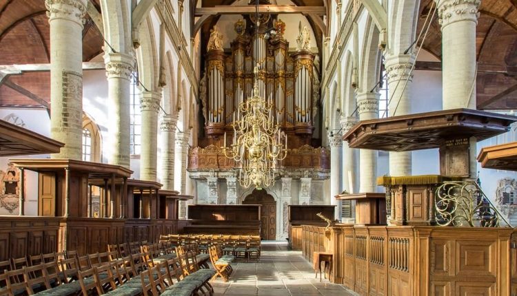 الكنيسة القديمة في أمستردام من الداخل