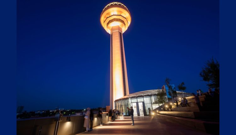 برج أتاكولي ليلًا