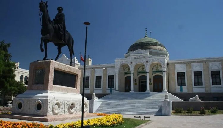 تمثال أتاتورك أمام متحف الإثنوغرافيا في أنقرة