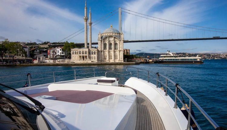 الرحلات البحرية عبر مضيق البوسفور