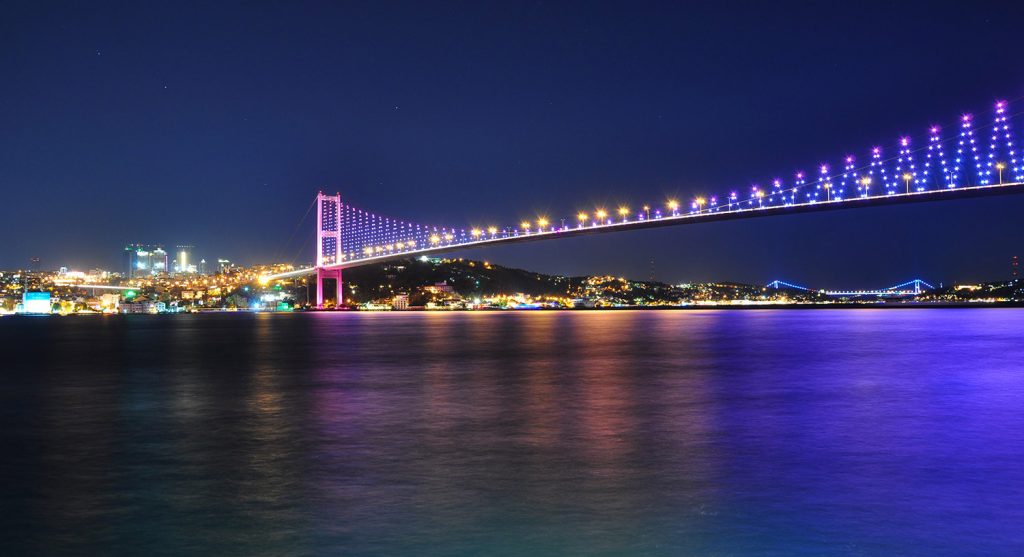 مضيق البوسفور ليلًا