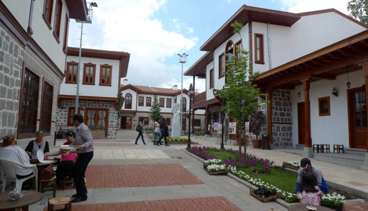 مقاهي مع جلسات خارجية في حي هامامونو التاريخي