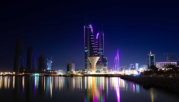 كورنيش الملك فيصل في المنامة ليلًا