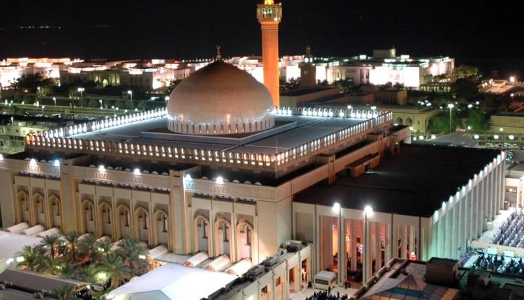 المسجد الكبير في الكويت ليلًا