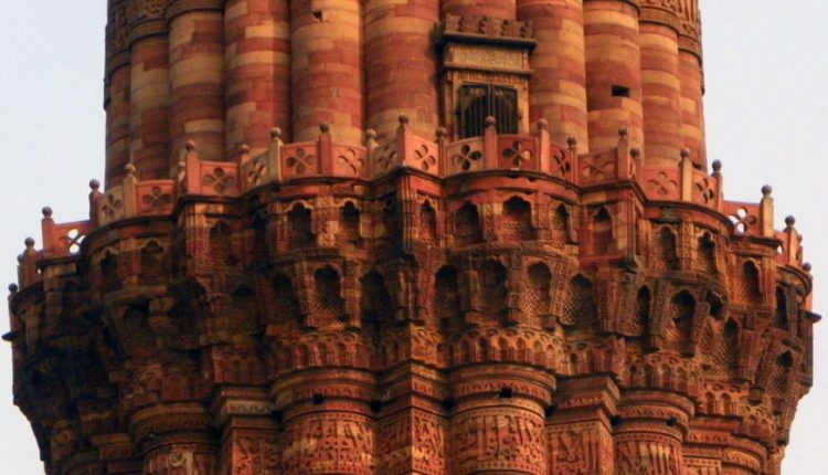 شرفة مئذنة قطب منار المزخرفة