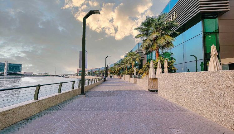 ممشى الأفنيوز المطل على خليج البحرين