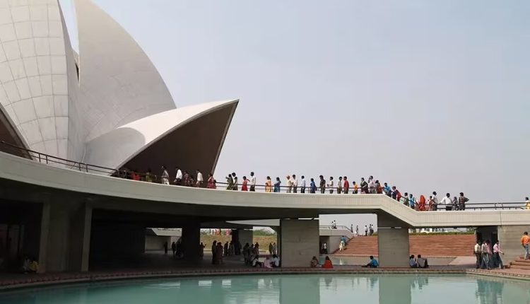 إحدى البرك التسع المحيطة بمعبد اللوتس