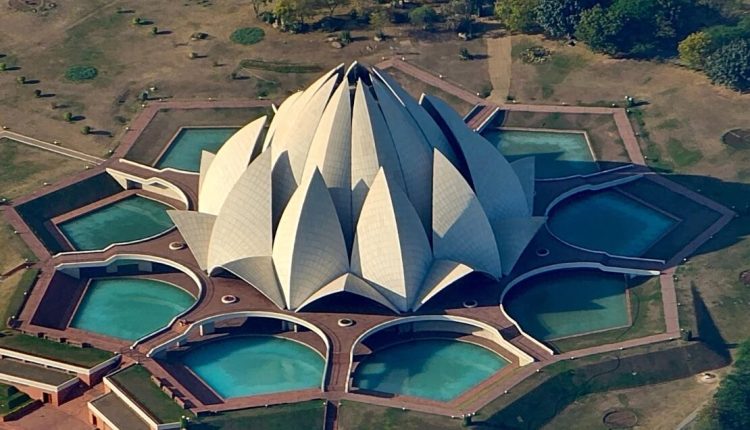 صورة بانورامية لمعبد اللوتس