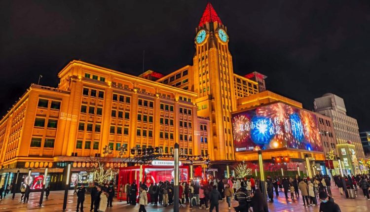 شارع وانغفوجينغ ليلًا