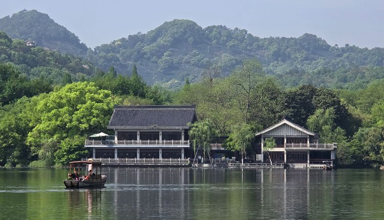 رحلة بالقارب في البحيرة الغربية